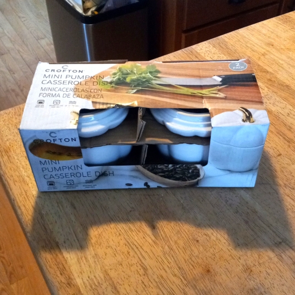Mini pumpkin casserole dish. The base is dishwasher, microwave and oven safe.